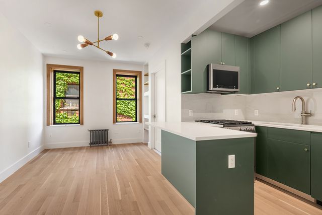 461 W 44th St Apt 6B, New York City, NY 10036