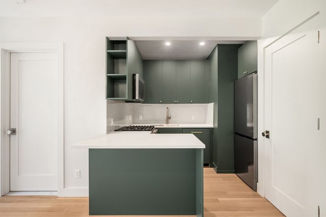 461 W 44th St Apt 6B, New York City, NY 10036