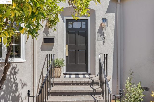 101 Palm Dr, Piedmont, CA 94610