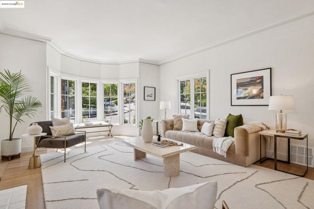 101 Palm Dr, Piedmont, CA 94610