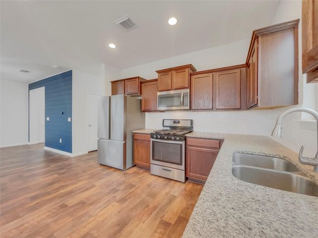 717 Twisted Oaks LN, Buda, TX 78610