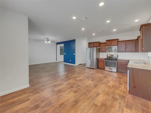 717 Twisted Oaks LN, Buda, TX 78610