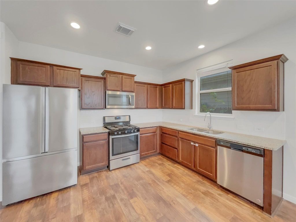 717 Twisted Oaks LN, Buda, TX 78610