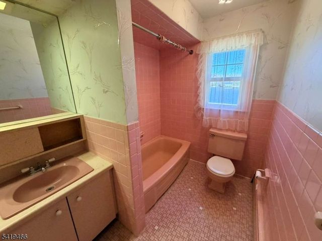 32 Lake Dr, Parsippany-troy Hills Twp., NJ 07005