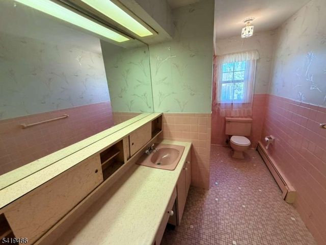 32 Lake Dr, Parsippany-troy Hills Twp., NJ 07005