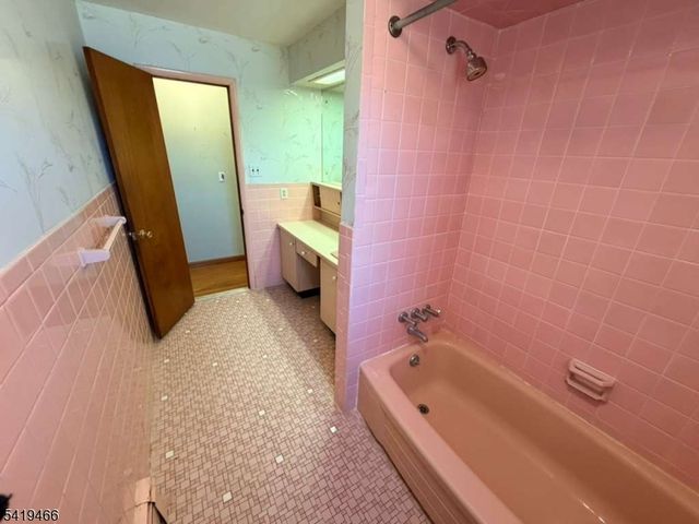 32 Lake Dr, Parsippany-troy Hills Twp., NJ 07005