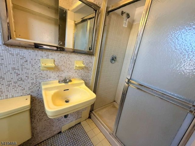 32 Lake Dr, Parsippany-troy Hills Twp., NJ 07005