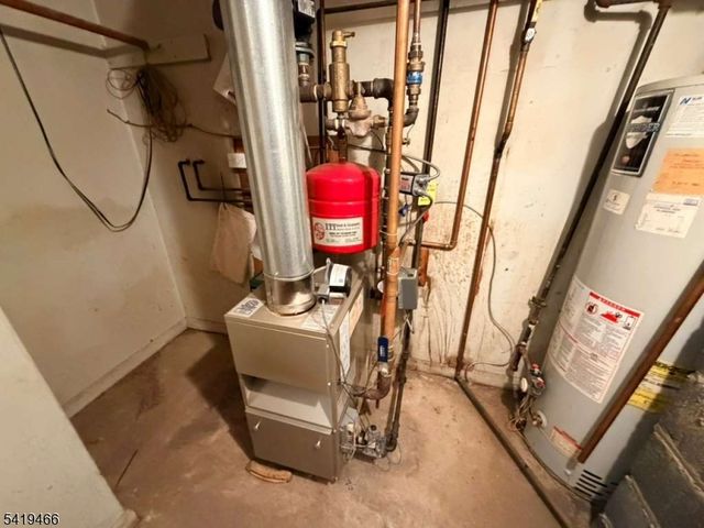 32 Lake Dr, Parsippany-troy Hills Twp., NJ 07005