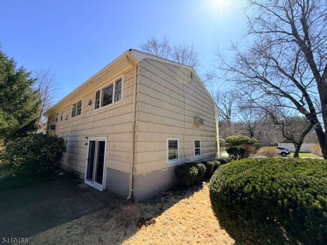 32 Lake Dr, Parsippany-troy Hills Twp., NJ 07005