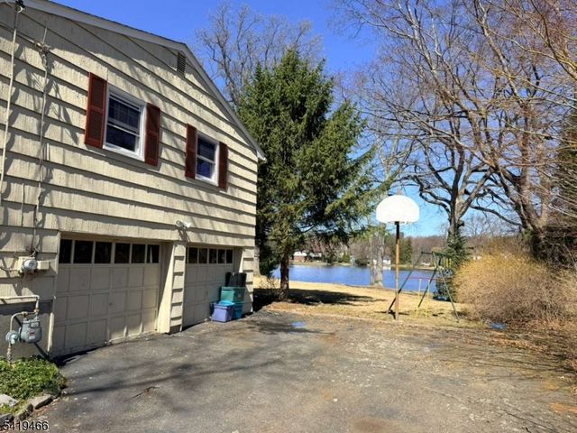 32 Lake Dr, Parsippany-troy Hills Twp., NJ 07005