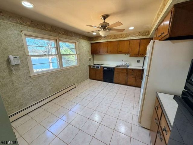 32 Lake Dr, Parsippany-troy Hills Twp., NJ 07005