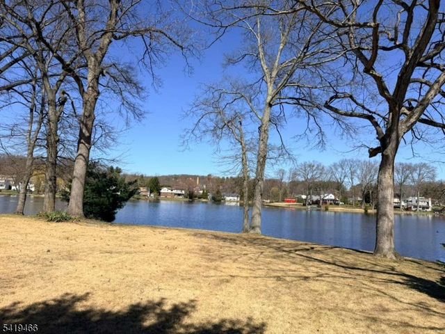 32 Lake Dr, Parsippany-troy Hills Twp., NJ 07005