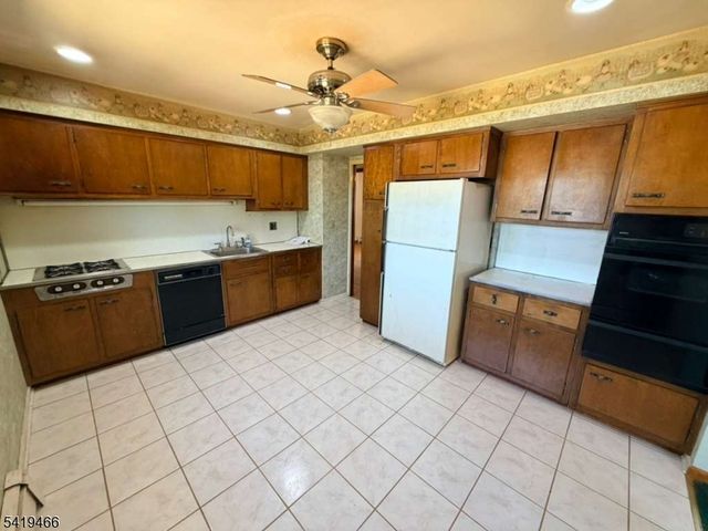 32 Lake Dr, Parsippany-troy Hills Twp., NJ 07005