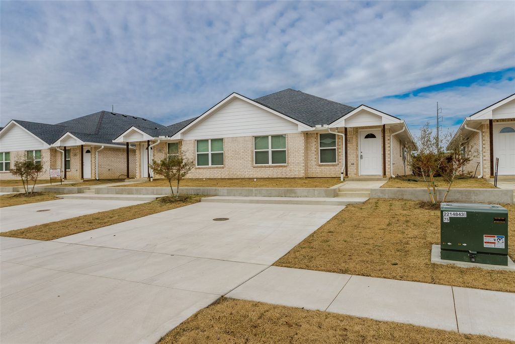 1016 Biloxi Drive, Ennis, TX 75119