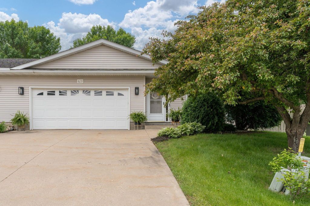 623 E Rolling Hills Drive, Le Center, MN 56057