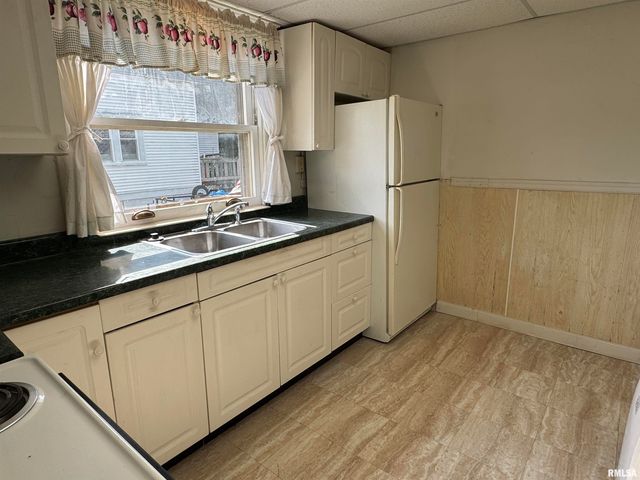 1421 NE GLENDALE Avenue, Peoria, IL 61603
