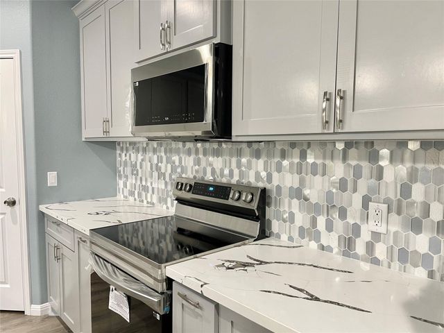 982 S Navarro, Giddings, TX 78942