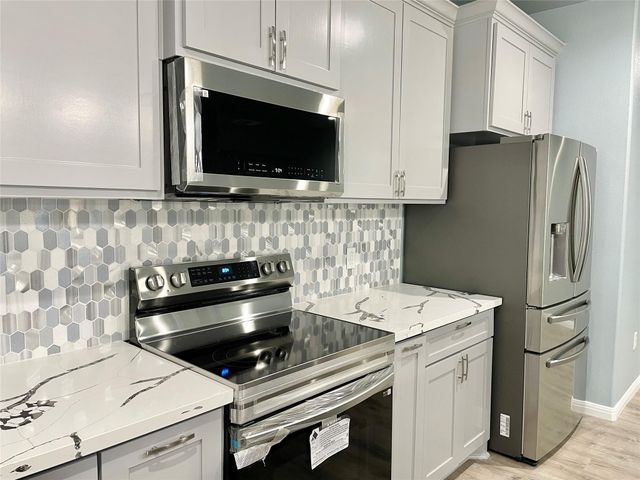 982 S Navarro, Giddings, TX 78942