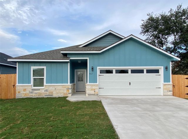 982 S Navarro, Giddings, TX 78942