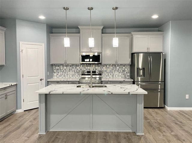982 S Navarro, Giddings, TX 78942