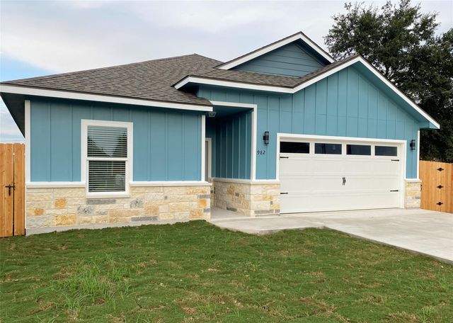 982 S Navarro, Giddings, TX 78942