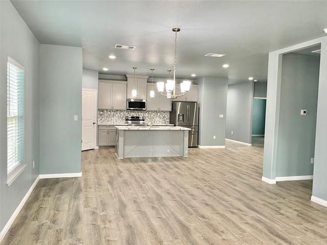 982 S Navarro, Giddings, TX 78942