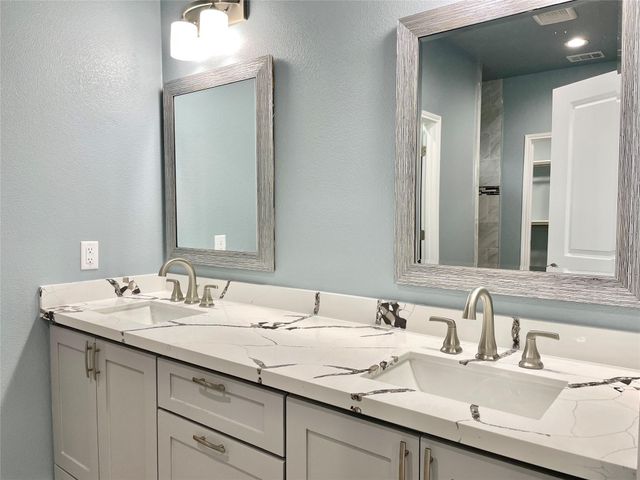 982 S Navarro, Giddings, TX 78942