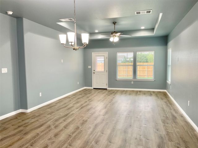 982 S Navarro, Giddings, TX 78942