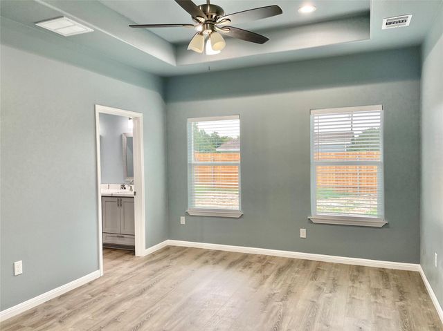 982 S Navarro, Giddings, TX 78942