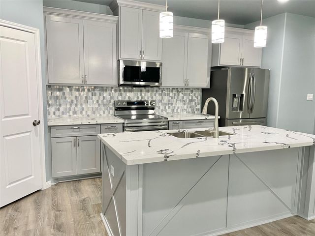 982 S Navarro, Giddings, TX 78942