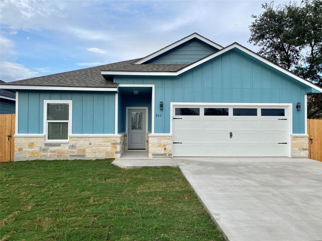982 S Navarro, Giddings, TX 78942