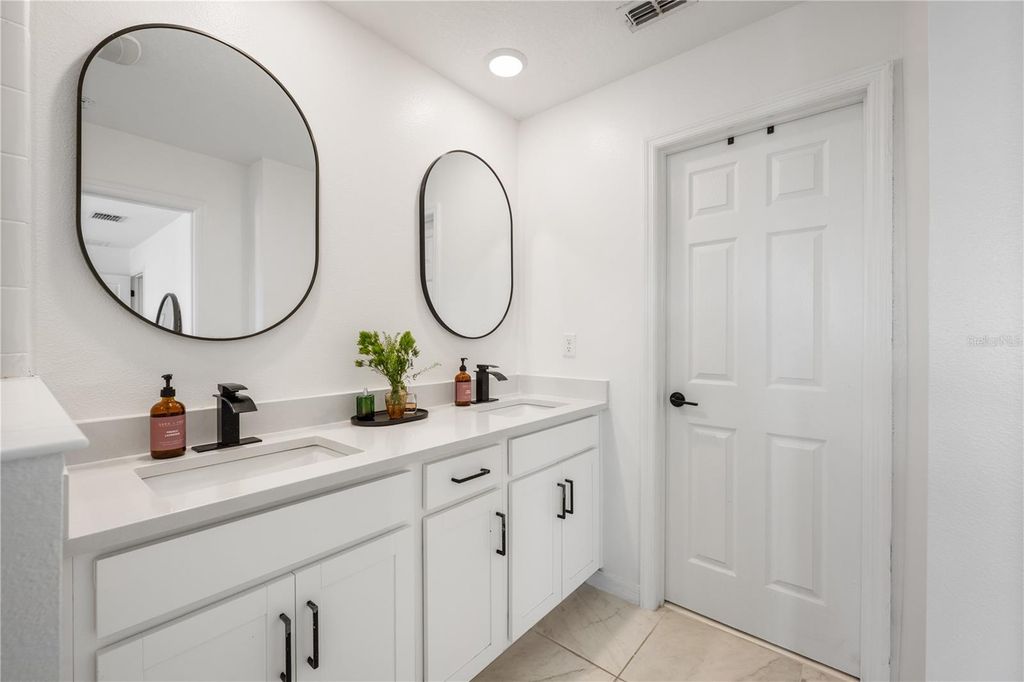 Image 23 of property listing at 11574 BUOY POINT PLACE, Orlando, FL 32832