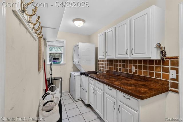 20369 Oporto Avenue, Livonia, MI 48152