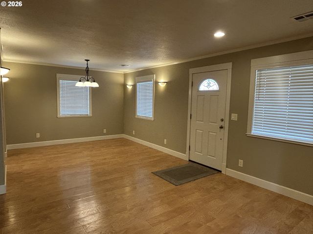 724 W RAINBOW St, Roseburg, OR 97471