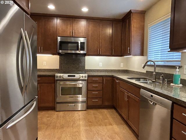 724 W RAINBOW St, Roseburg, OR 97471