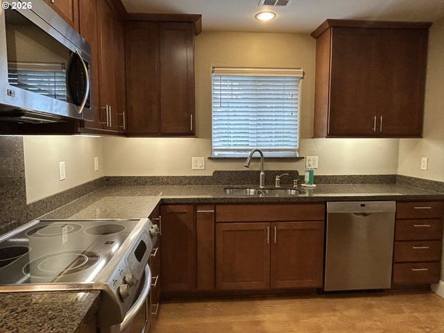 724 W RAINBOW St, Roseburg, OR 97471