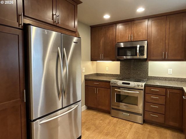 724 W RAINBOW St, Roseburg, OR 97471