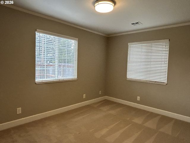 724 W RAINBOW St, Roseburg, OR 97471