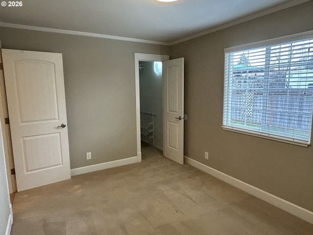 724 W RAINBOW St, Roseburg, OR 97471