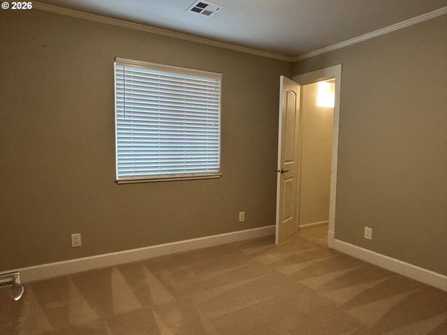 724 W RAINBOW St, Roseburg, OR 97471