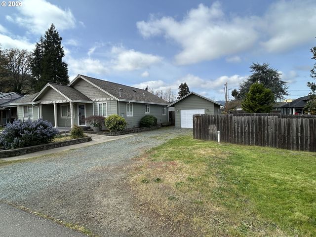 724 W RAINBOW St, Roseburg, OR 97471