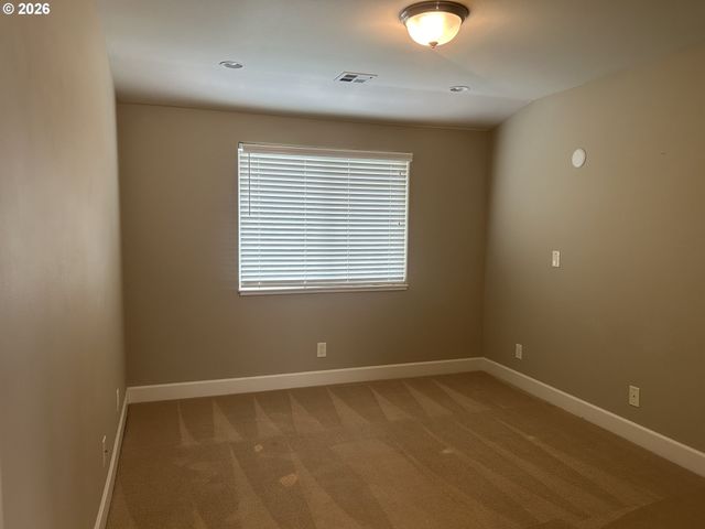 724 W RAINBOW St, Roseburg, OR 97471