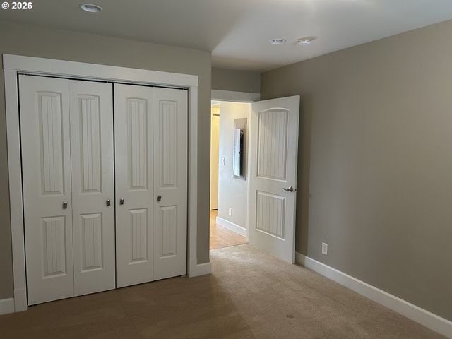 724 W RAINBOW St, Roseburg, OR 97471