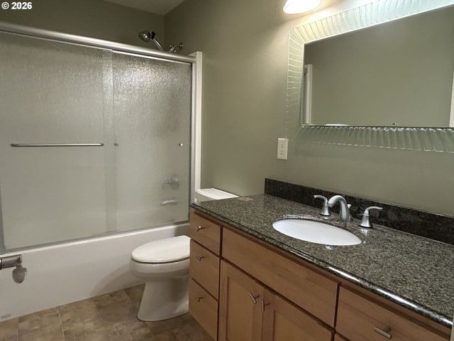 724 W RAINBOW St, Roseburg, OR 97471