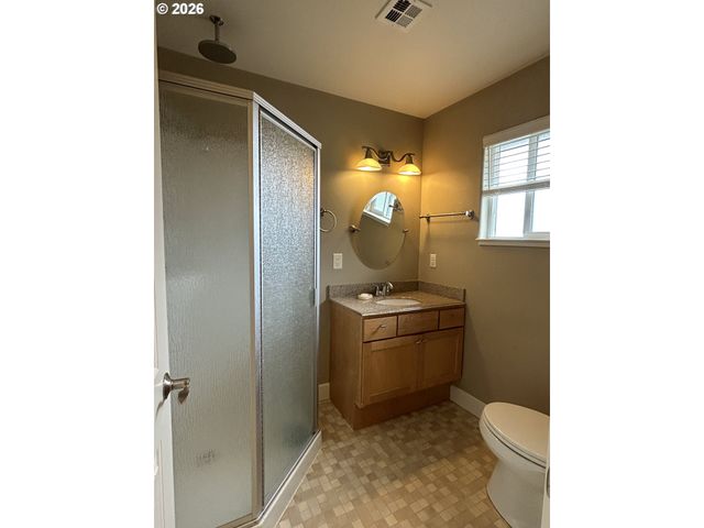 724 W RAINBOW St, Roseburg, OR 97471