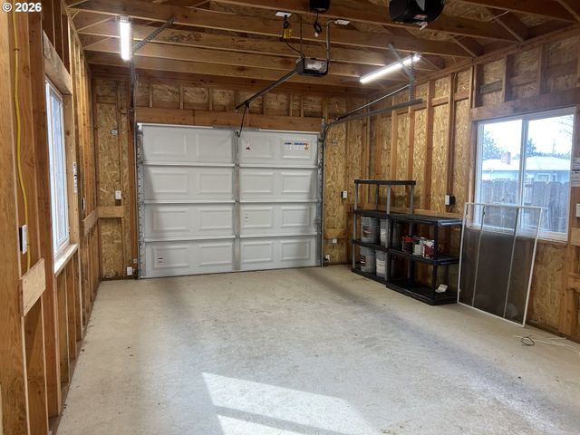 724 W RAINBOW St, Roseburg, OR 97471