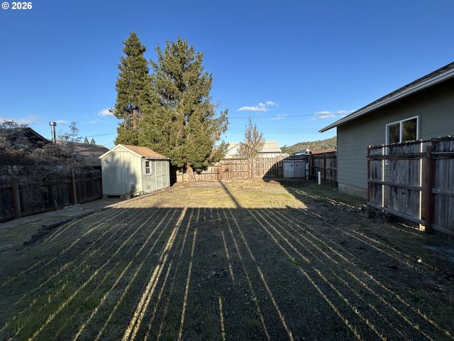 724 W RAINBOW St, Roseburg, OR 97471