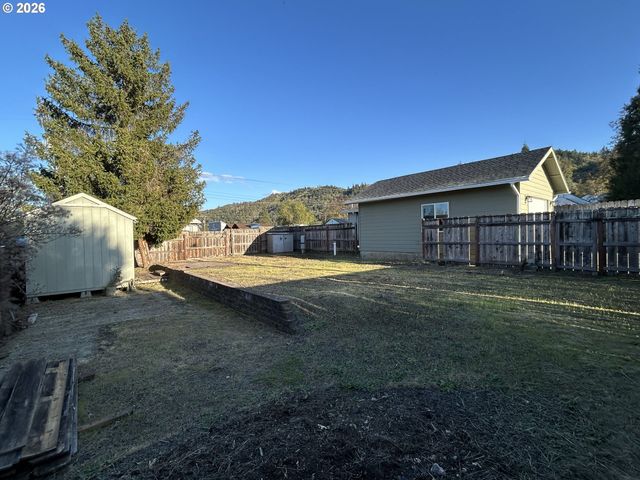 724 W RAINBOW St, Roseburg, OR 97471
