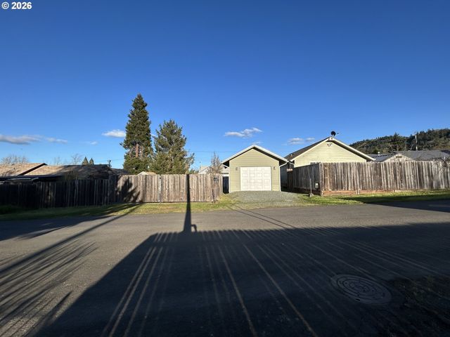 724 W RAINBOW St, Roseburg, OR 97471