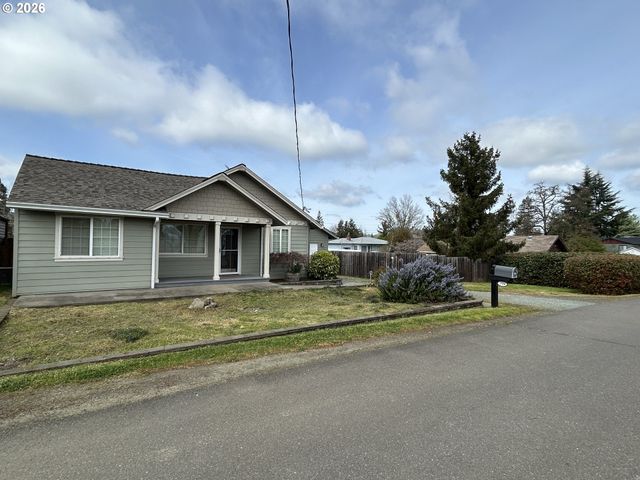 724 W RAINBOW St, Roseburg, OR 97471